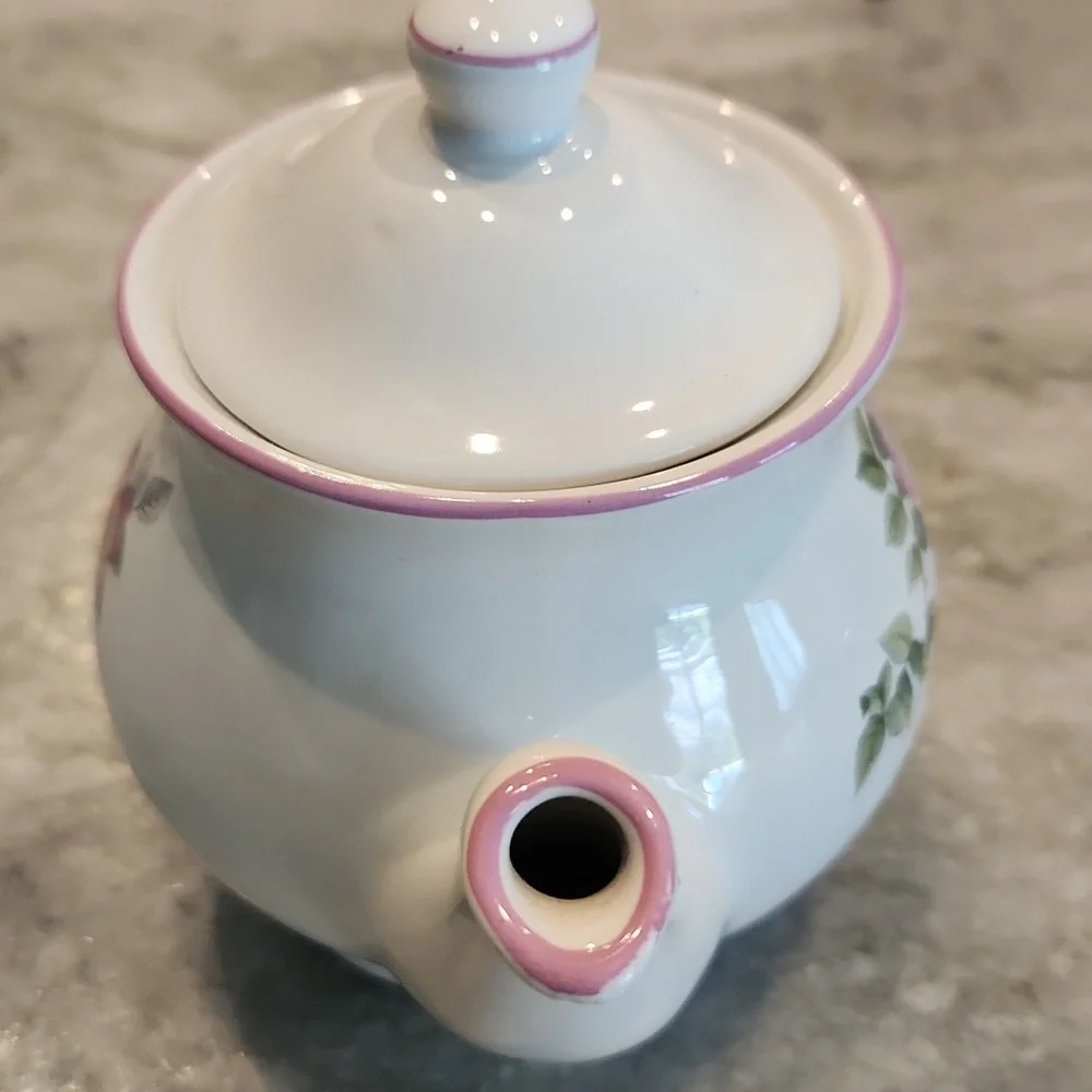 Vintage Sadler Small Three Cup Floral Rose Pattern Teapot with Pink - Picture 5 of 9